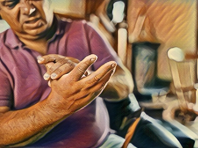 a man with carpal tunnel hands