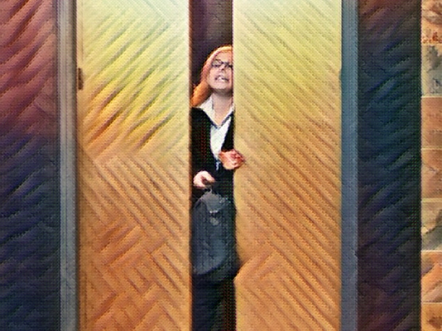A woman can't go out of the elevator because of a faulty elevator door
