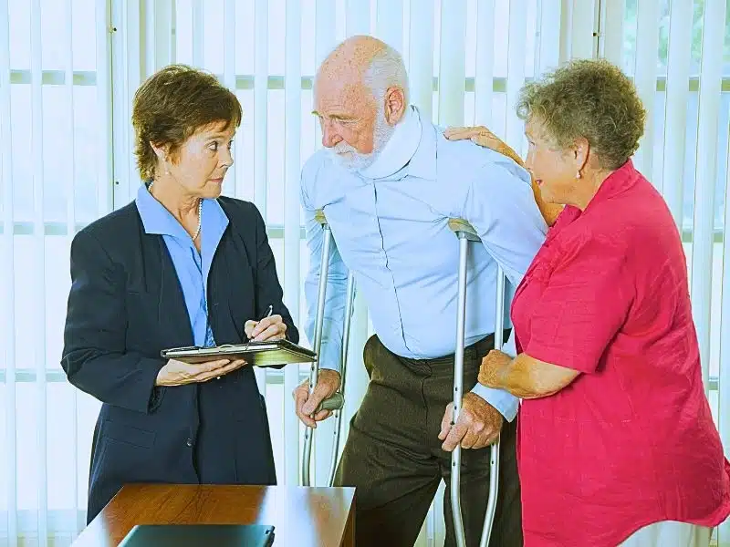 Injured man consulting an attorney about a lawsuit. How to Report Medical Malpractice